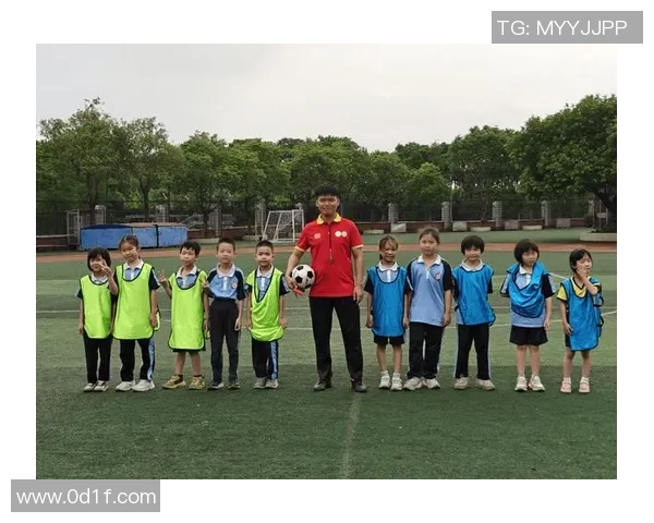 小朋友们在绿茵场上踢足球的快乐瞬间与精彩瞬间分享