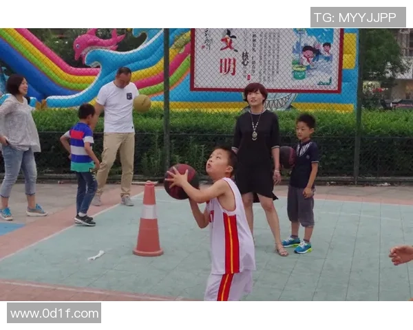 幼儿园两人篮球小游戏促进亲子互动与团队合作的快乐体验